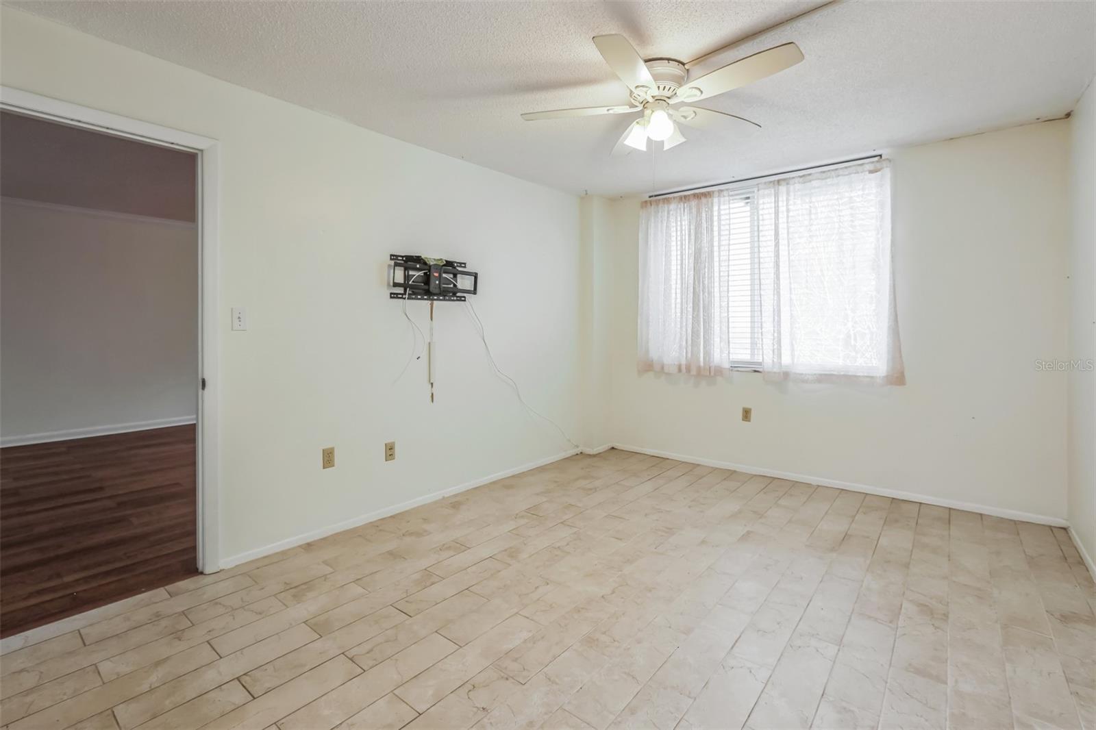 Image 19 of 22 For 1012 Pearce Drive 110