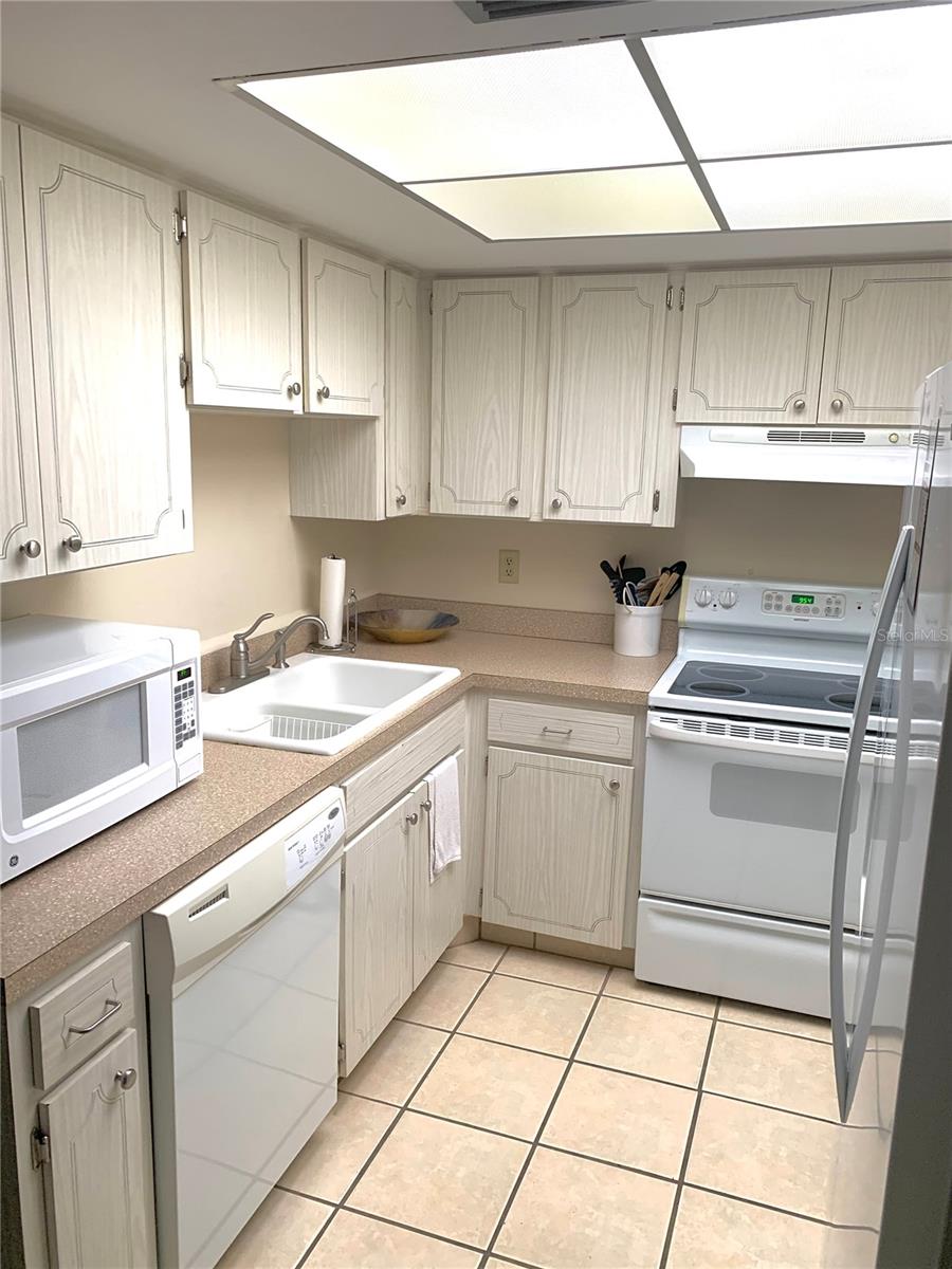 Image 10 of 27 For 2711 Sherbrooke Lane B