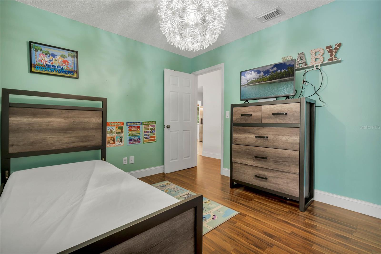 Image 11 of 29 For 701 Castlewood Drive