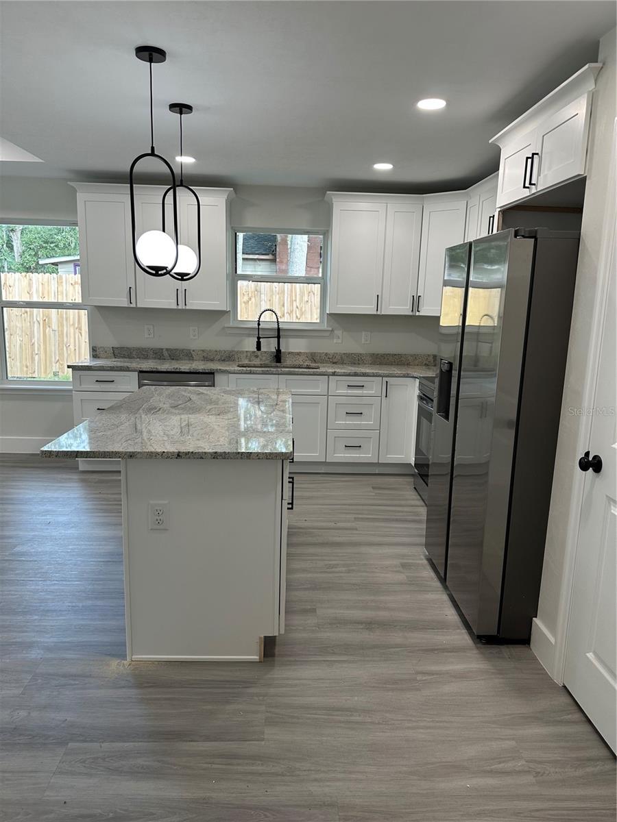 Image 3 of 14 For 2014 University Avenue