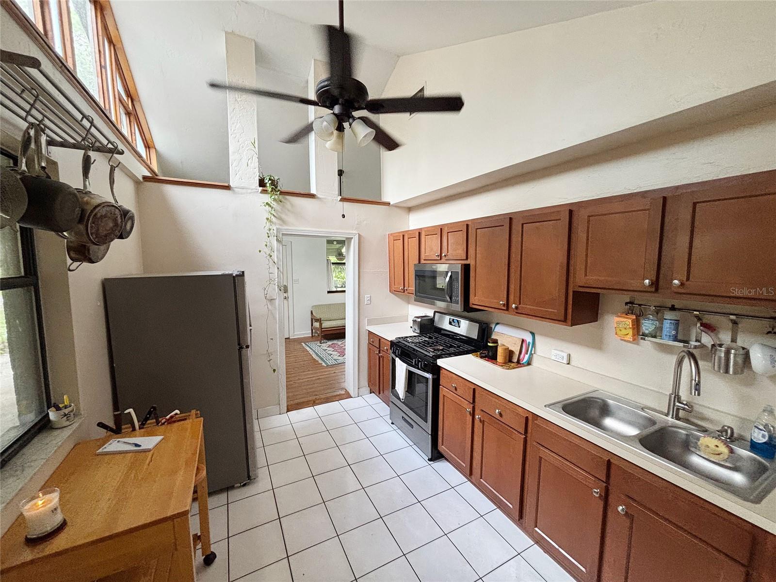 Image 11 of 24 For 1028 Ne 11th Avenue Ne
