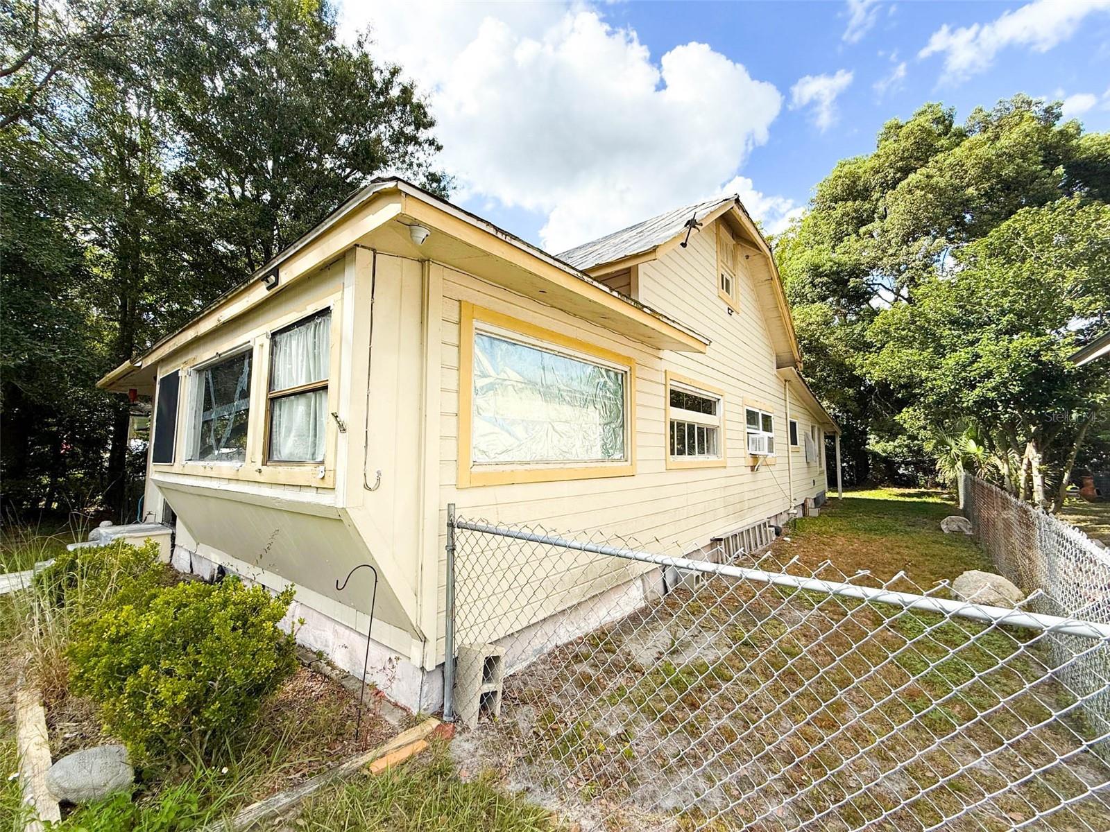 Listing photo id 9 for 427 Center Street