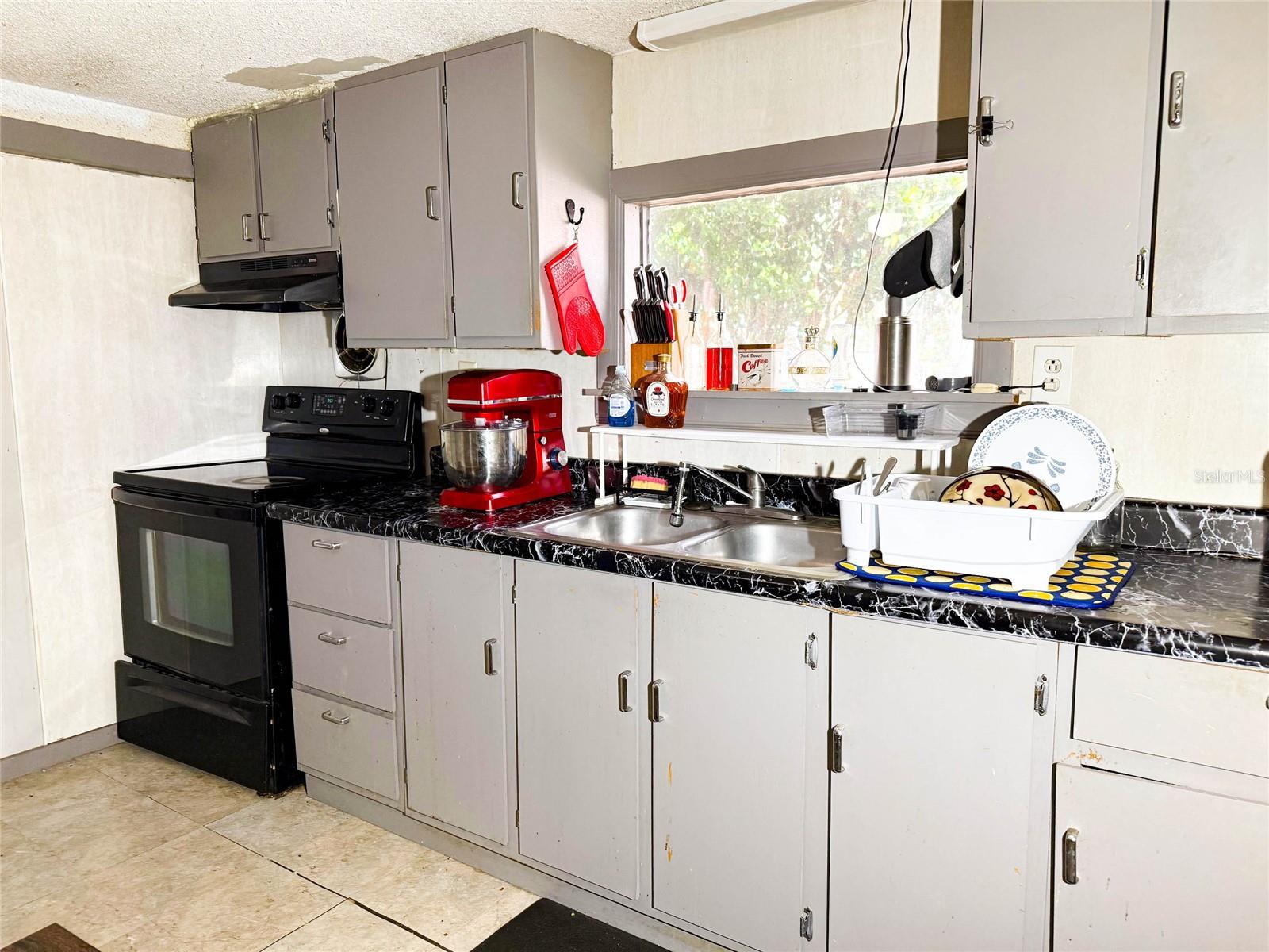 Listing photo id 3 for 427 Center Street