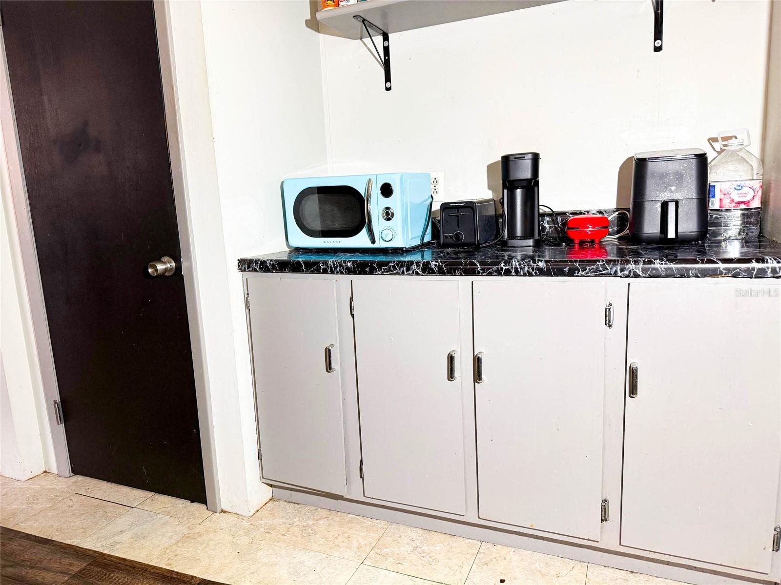 Listing photo id 4 for 427 Center Street