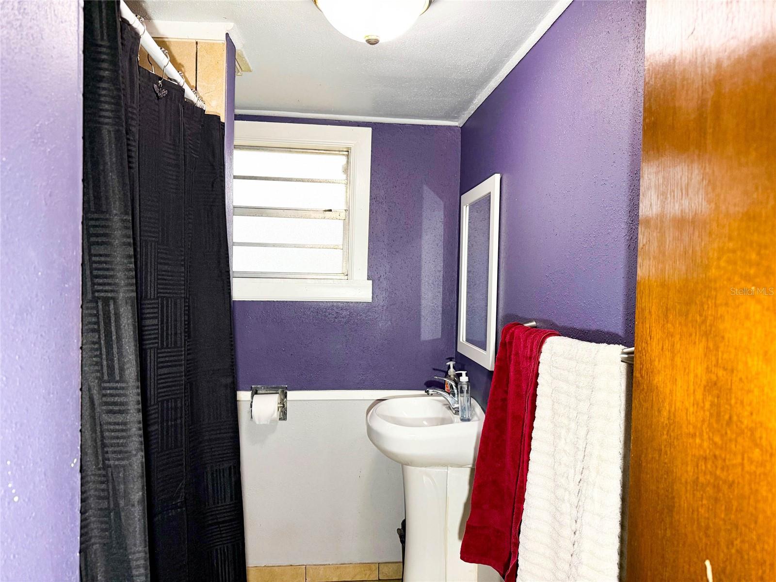 Listing photo id 7 for 427 Center Street