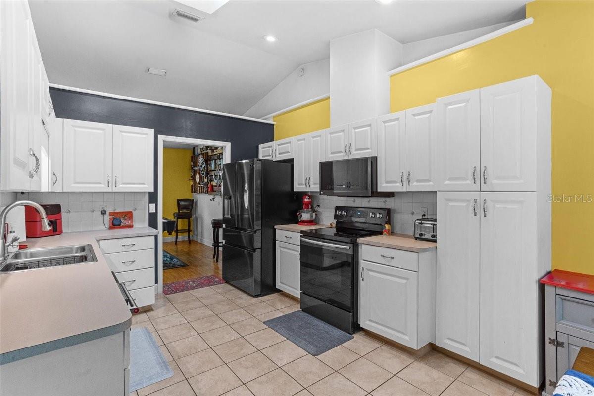 Image 10 of 37 For 7203 121 Avenue