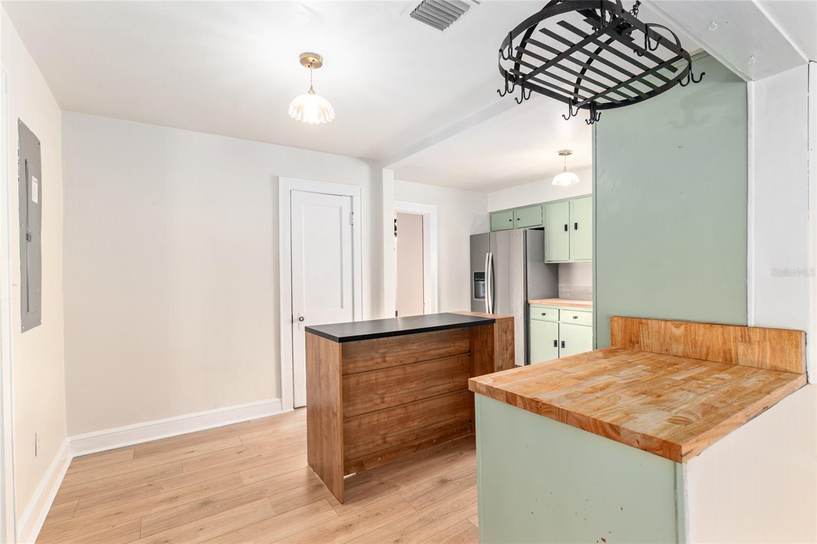 Image 27 of 75 For 123 1st Street