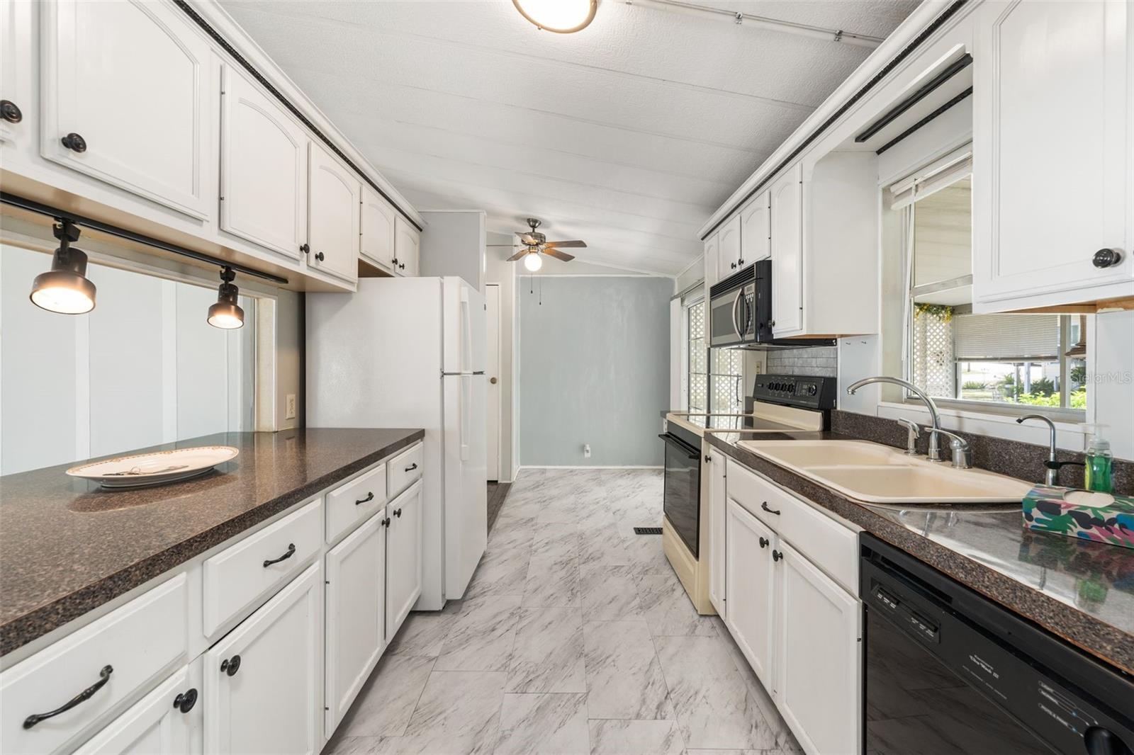 Image 5 of 34 For 14233 Rialto Avenue