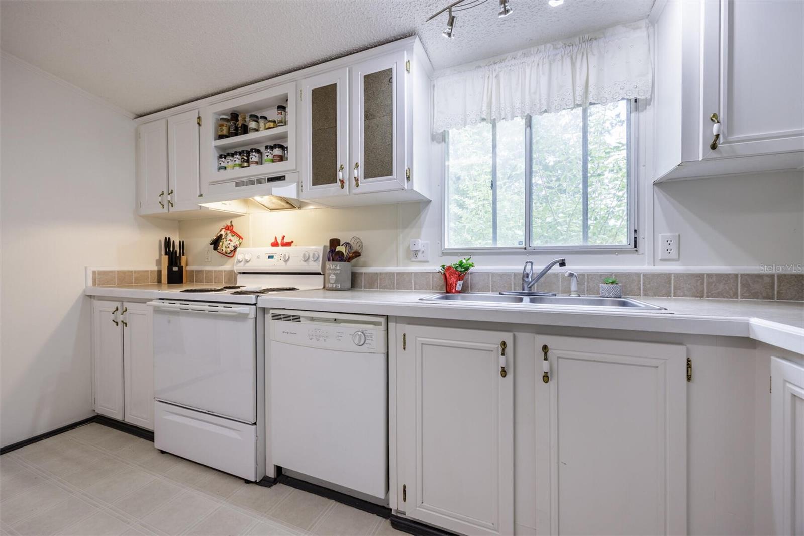 Image 17 of 49 For 6527 155th Street