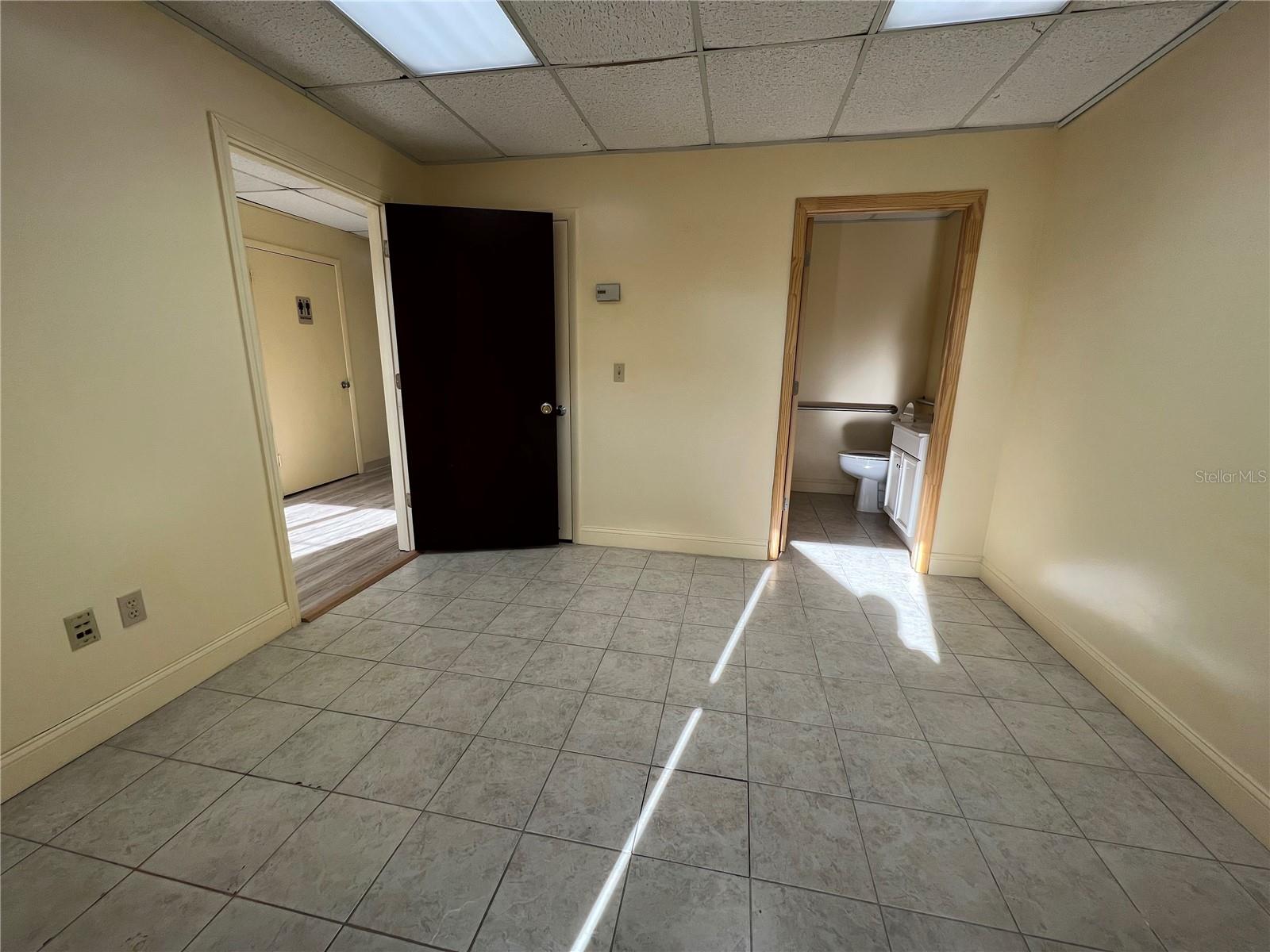Image 3 of 14 For 550 Balmoral Circle N 3rd Buildi