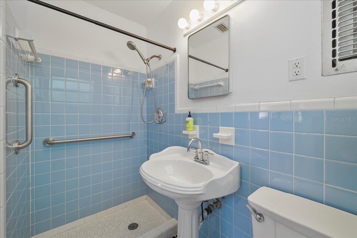 Image 13 of 30 For 1531 Grace Avenue