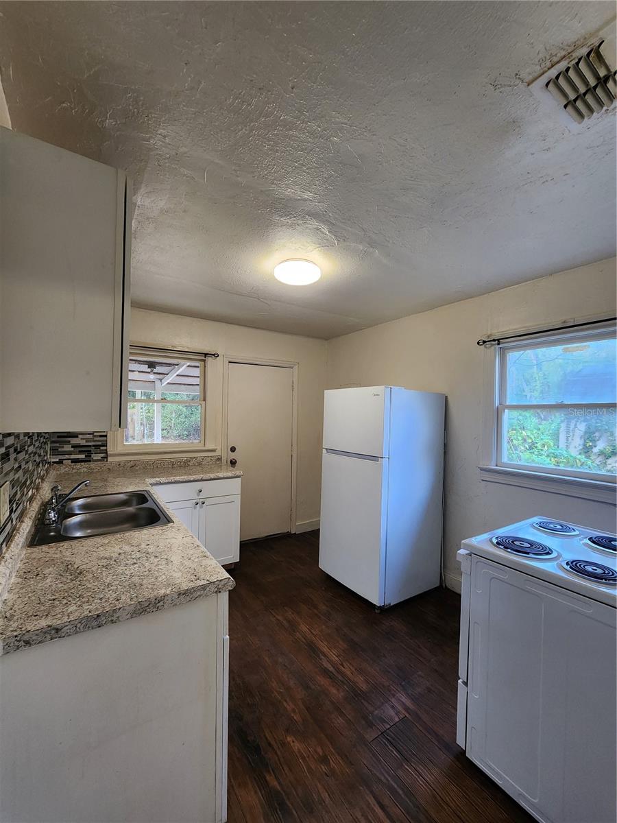 Image 17 of 42 For 1810 47 Terrace