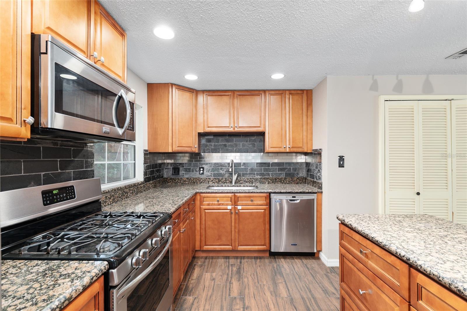 Image 17 of 85 For 630 34th Street