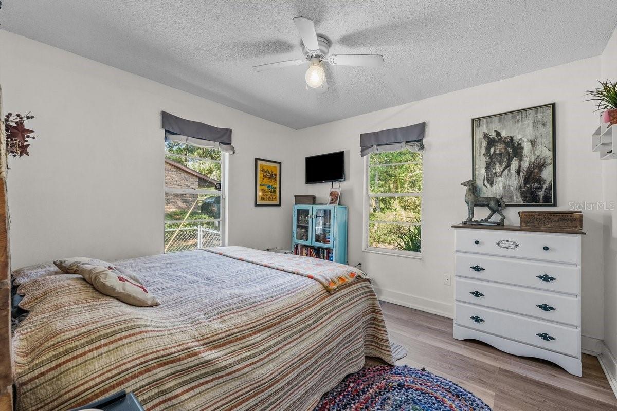 Image 14 of 41 For 832 Lake Shore Terrace