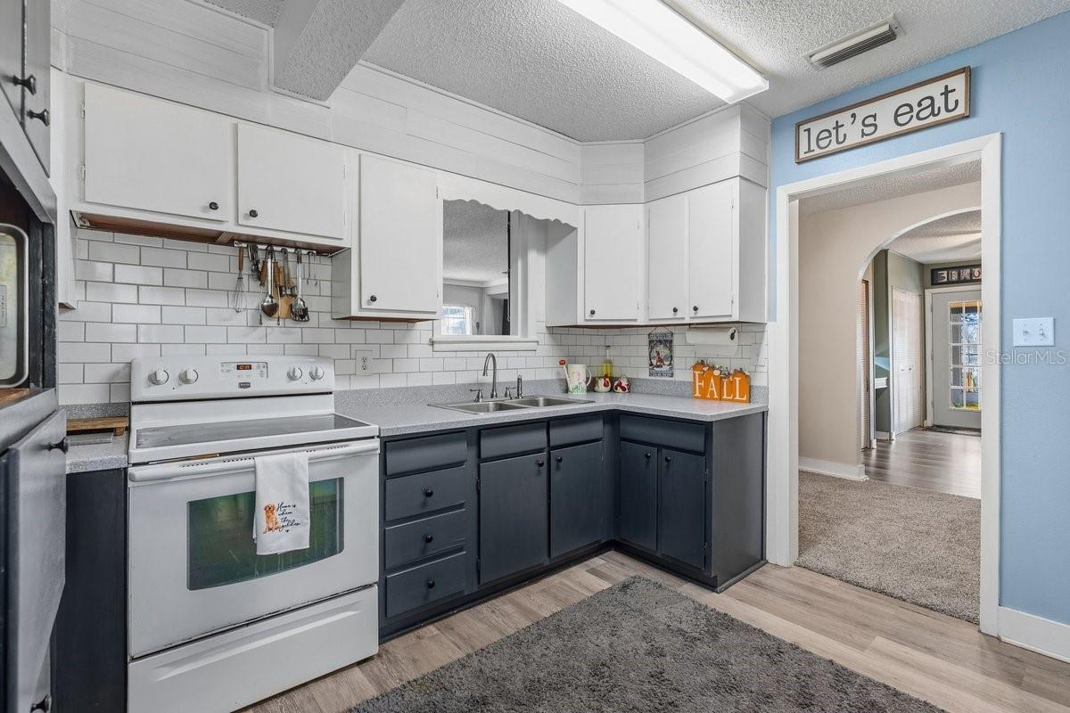 Image 6 of 41 For 832 Lake Shore Terrace