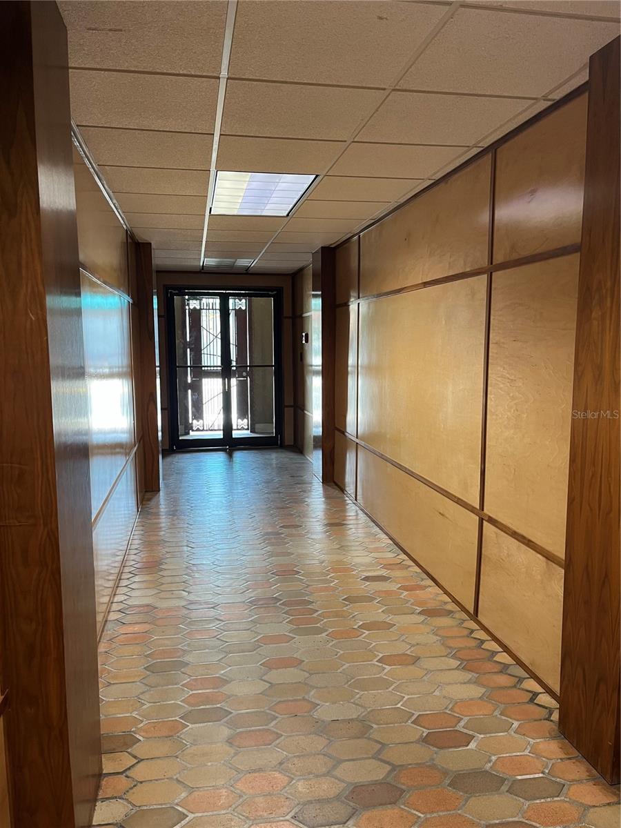 Image 3 of 6 For 204 University Avenue 8a