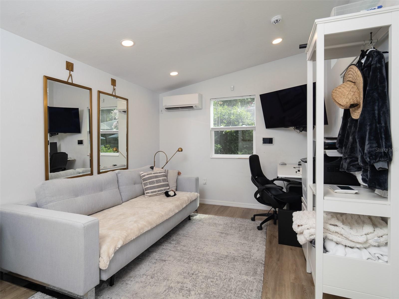 Listing photo id 8 for 2261 24th Avenue A