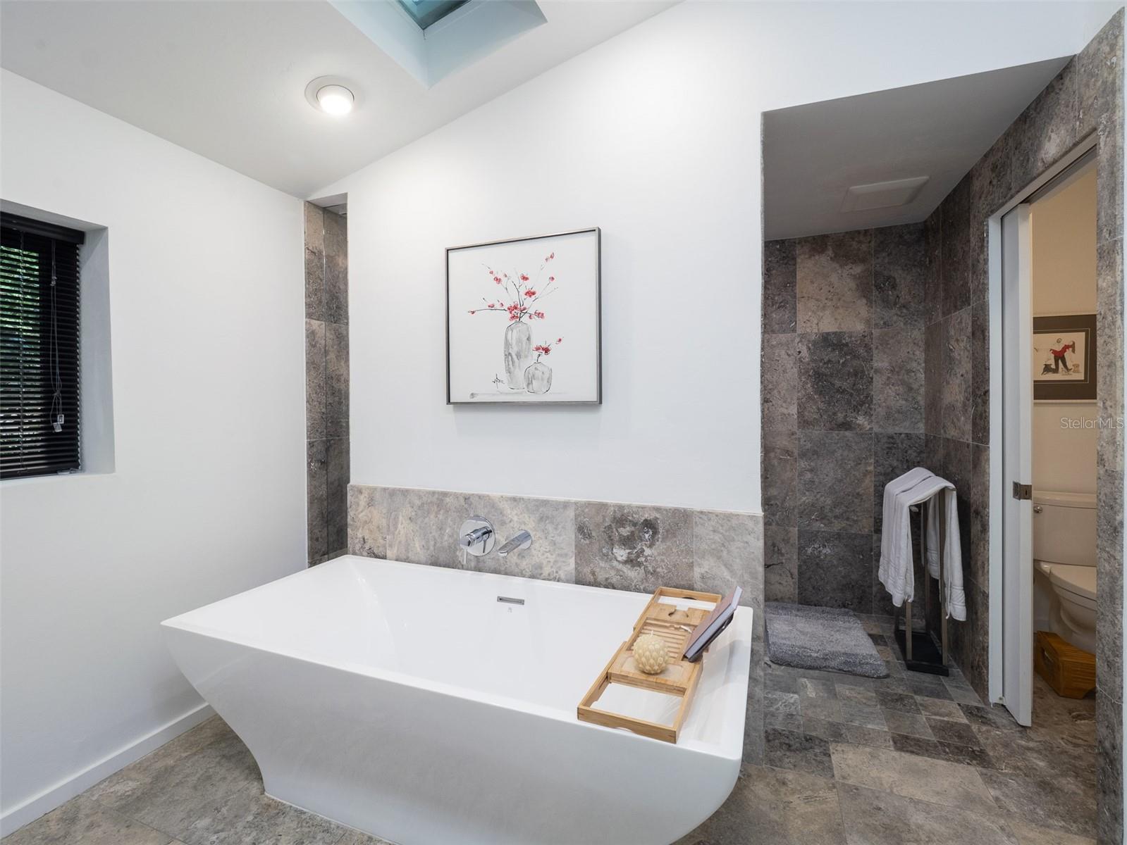 Listing photo id 14 for 2261 24th Avenue A