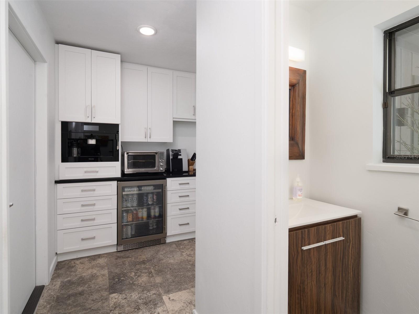 Listing photo id 7 for 2261 24th Avenue A