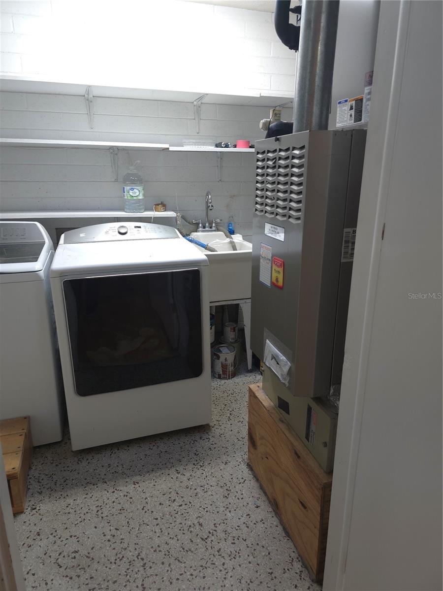 Image 11 of 70 For 6706 18 Avenue