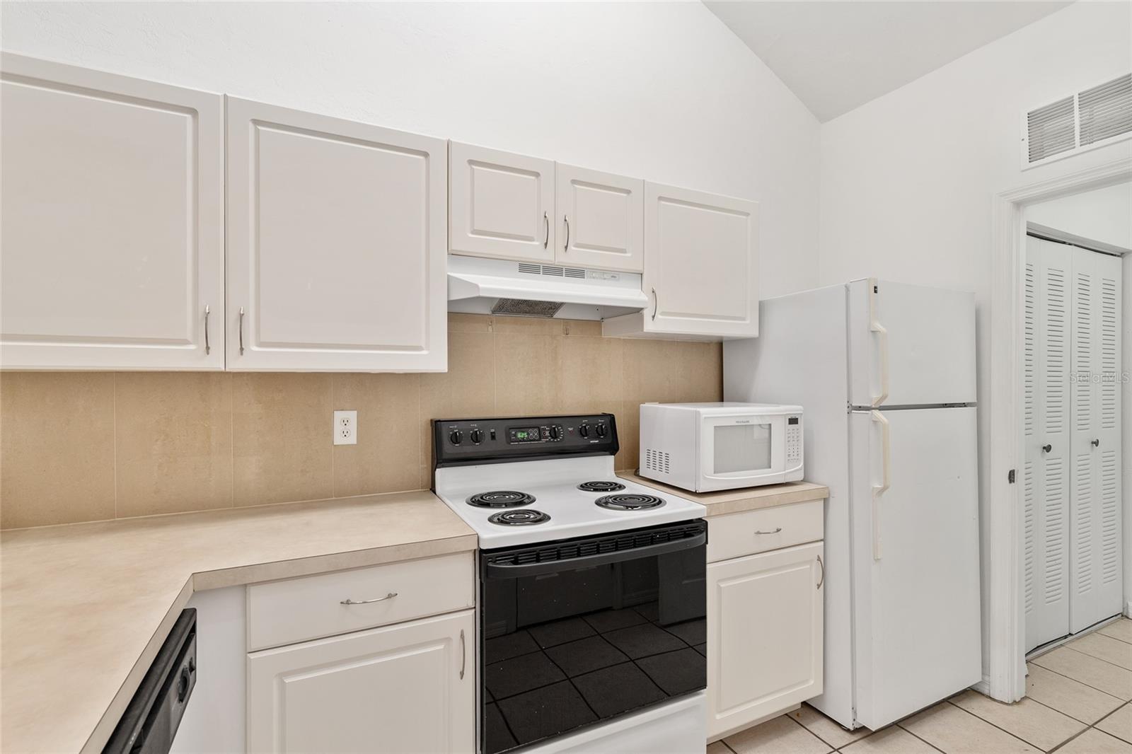 Image 14 of 40 For 13200 Newberry Road V120