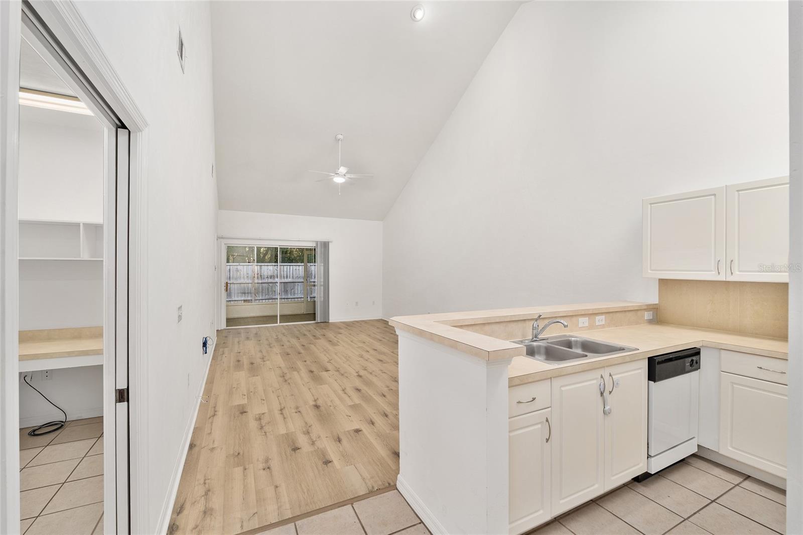 Image 8 of 40 For 13200 Newberry Road V120