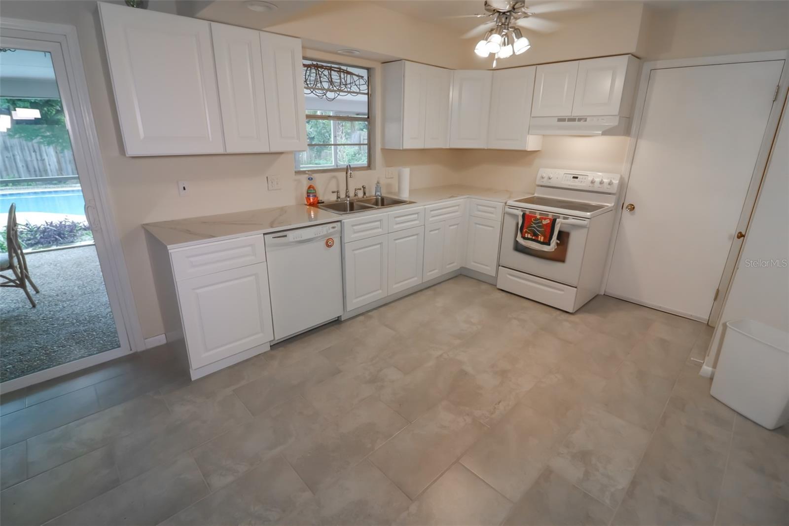 Image 11 of 31 For 3442 Red Oak Circle E