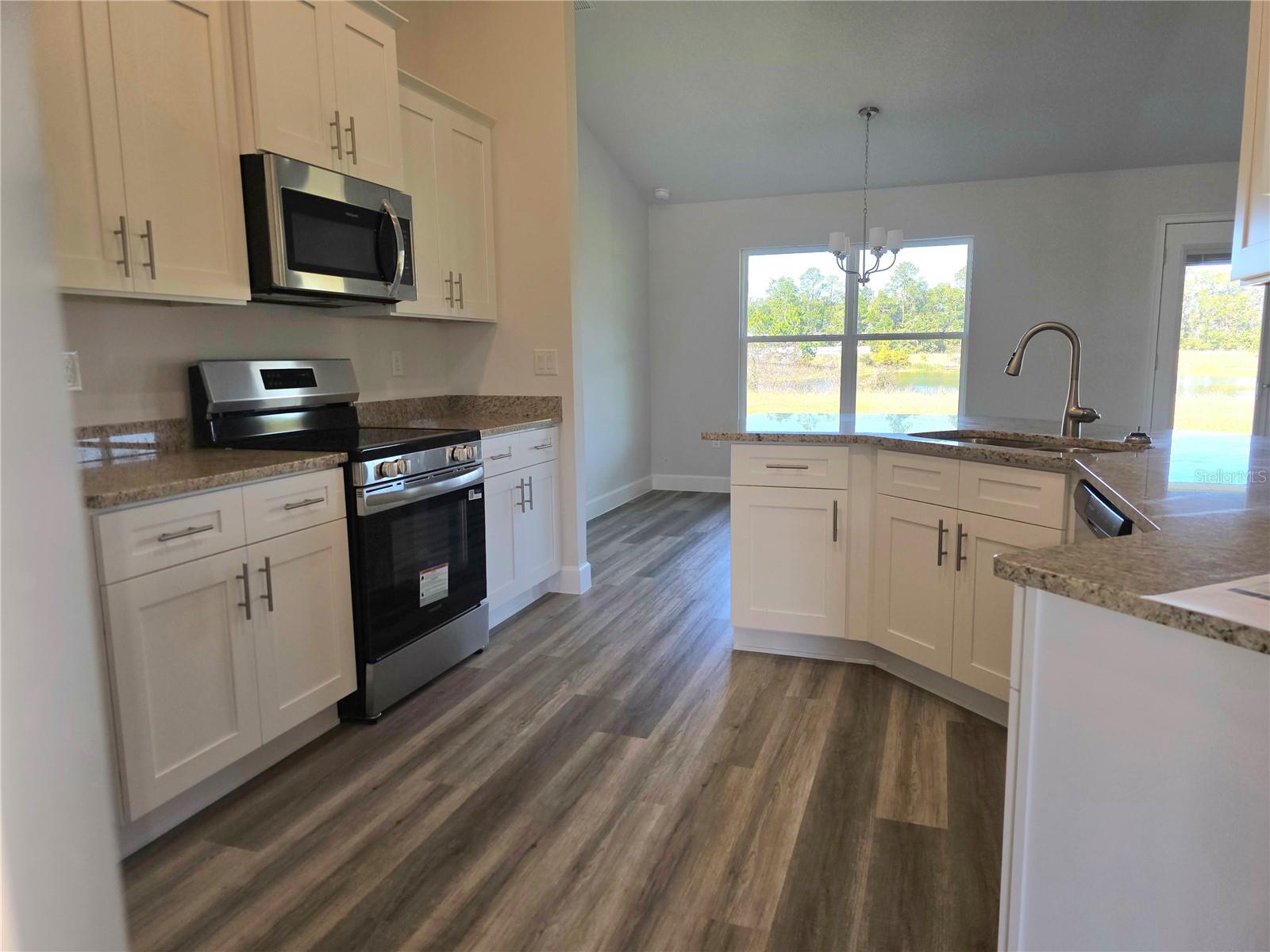 Listing photo id 14 for 747 Rosemary Drive