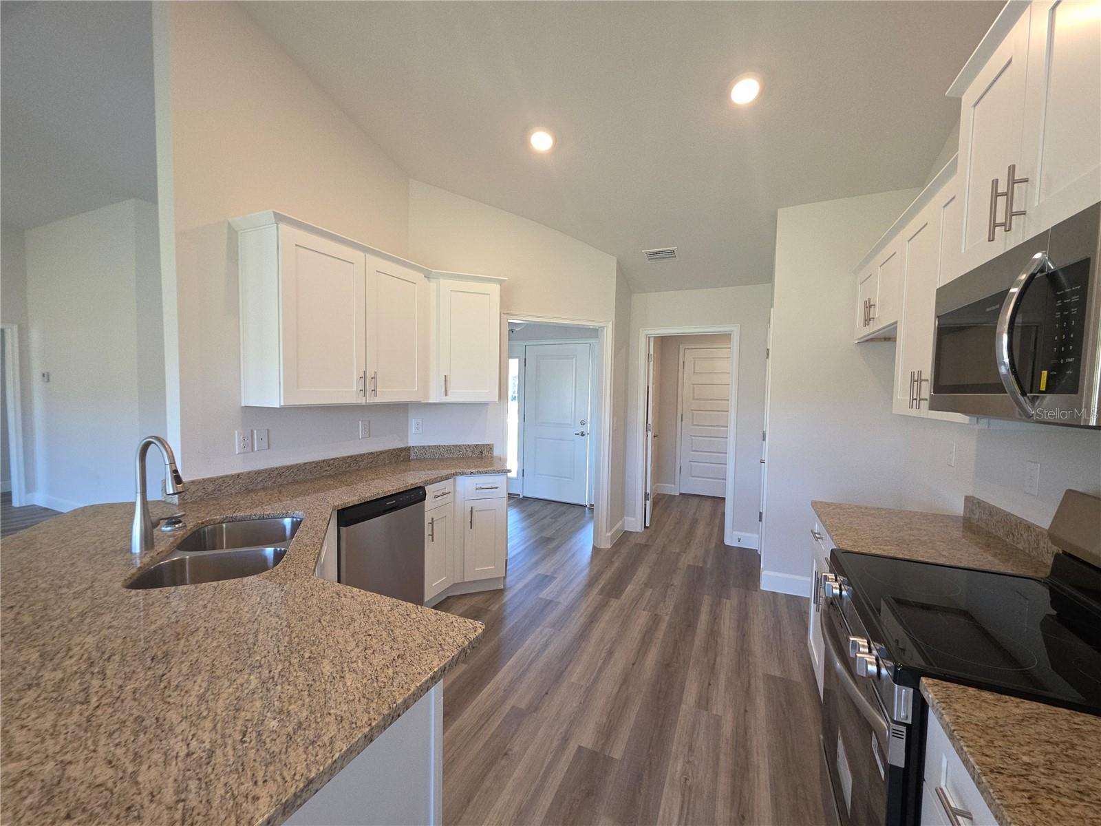 Listing photo id 16 for 747 Rosemary Drive