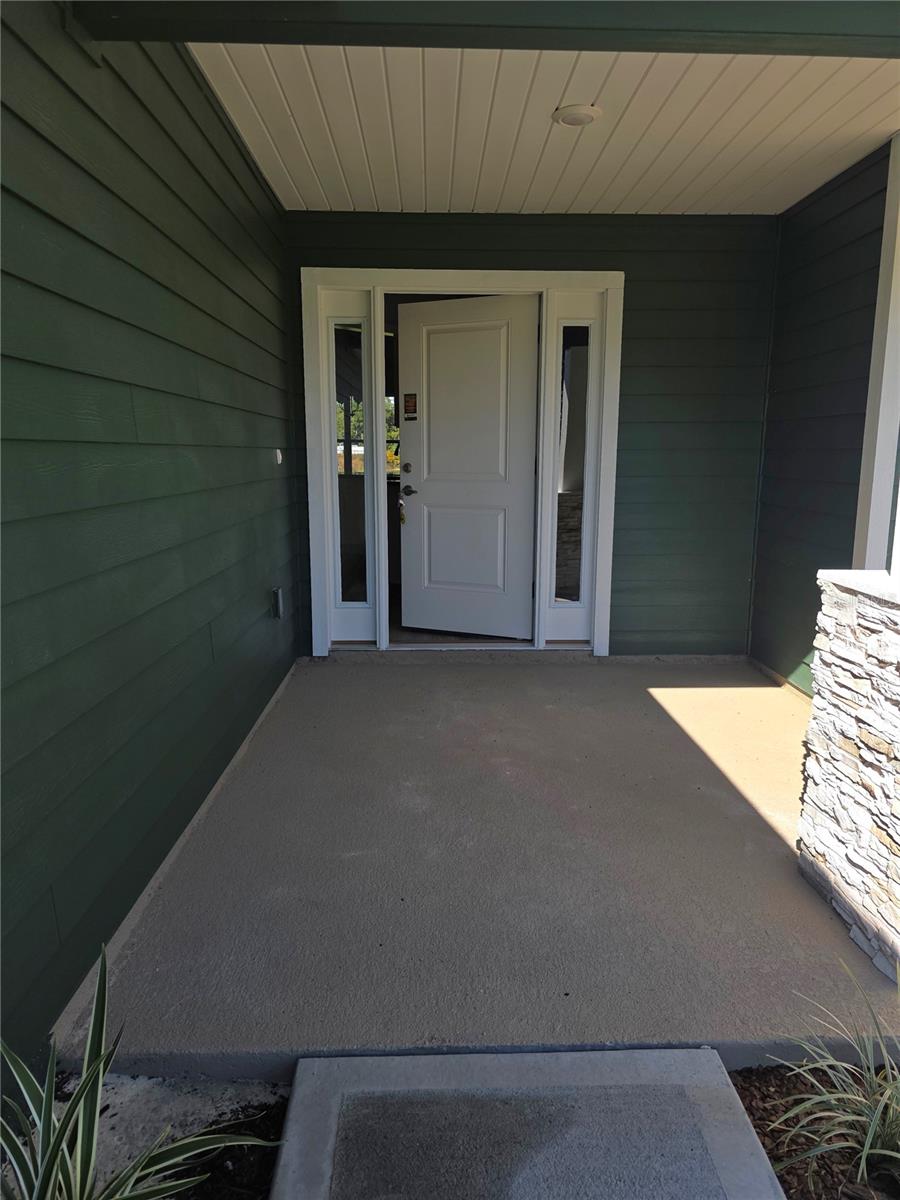 Listing photo id 3 for 747 Rosemary Drive