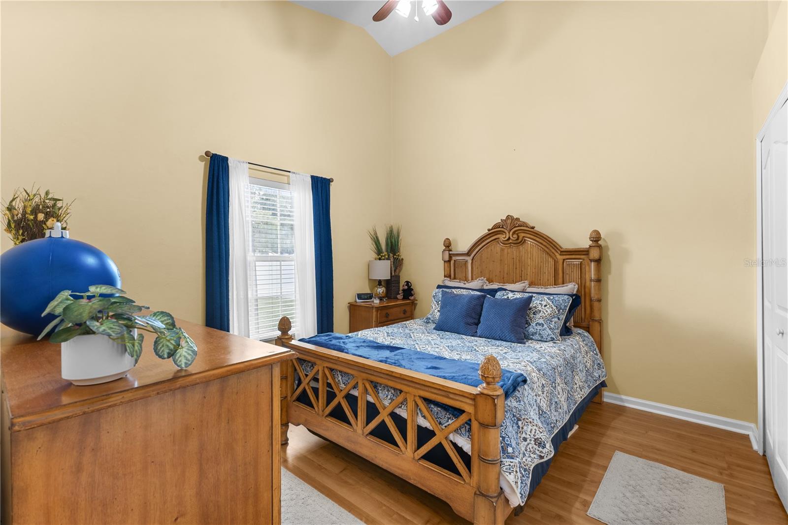 Image 16 of 33 For 25415 15th Avenue