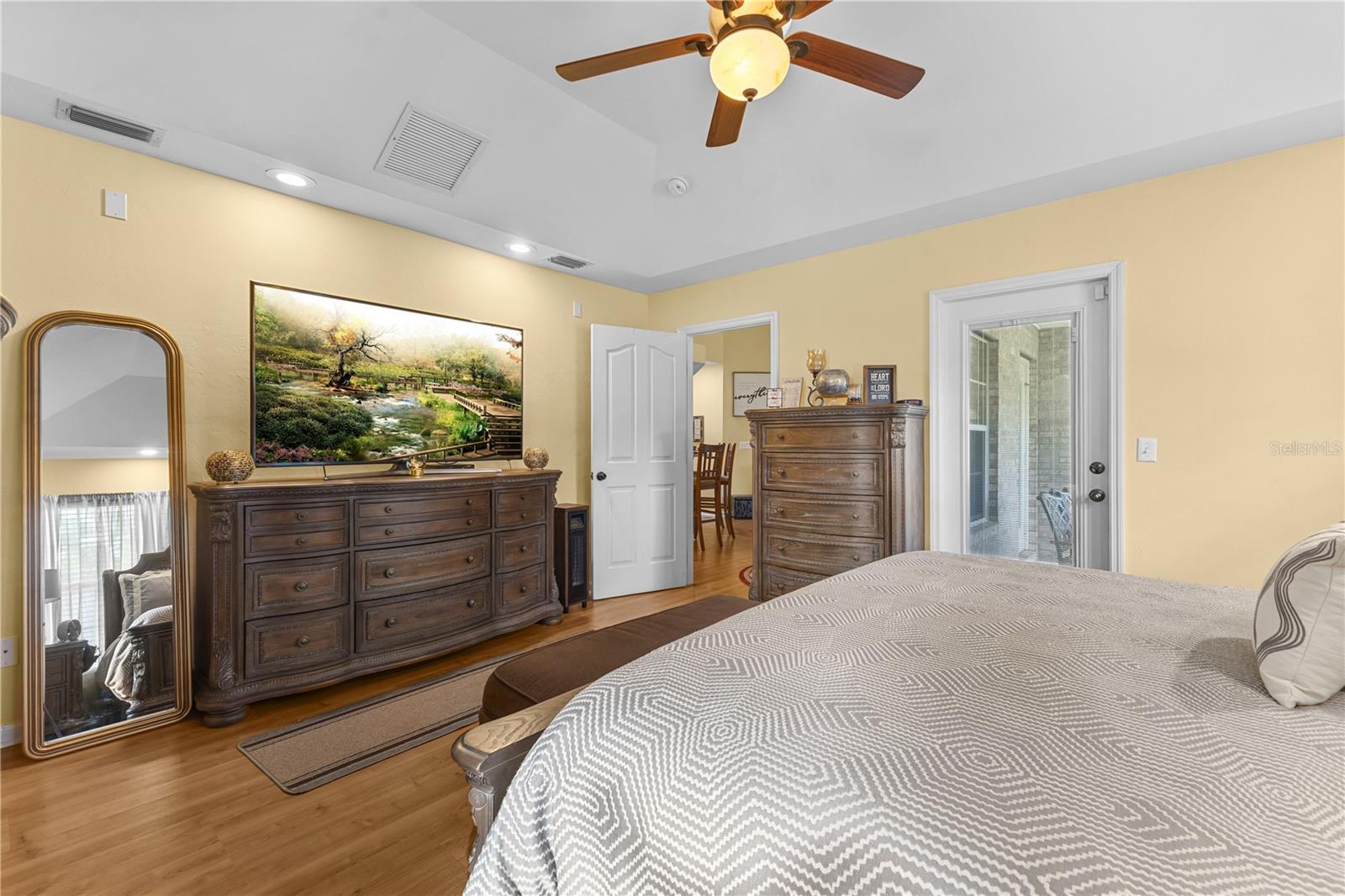 Image 18 of 33 For 25415 15th Avenue