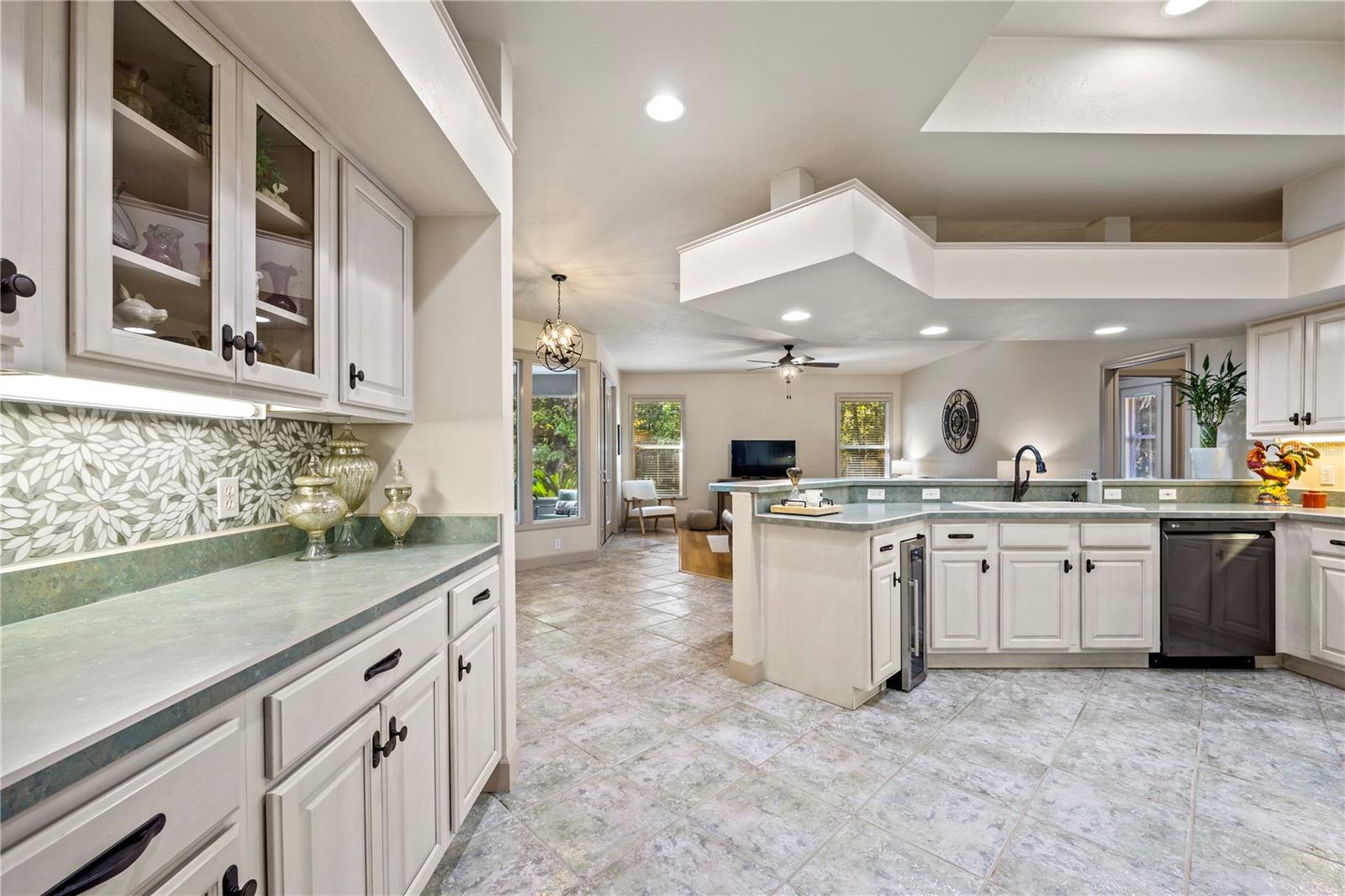 Listing photo id 8 for 6241 105th Avenue