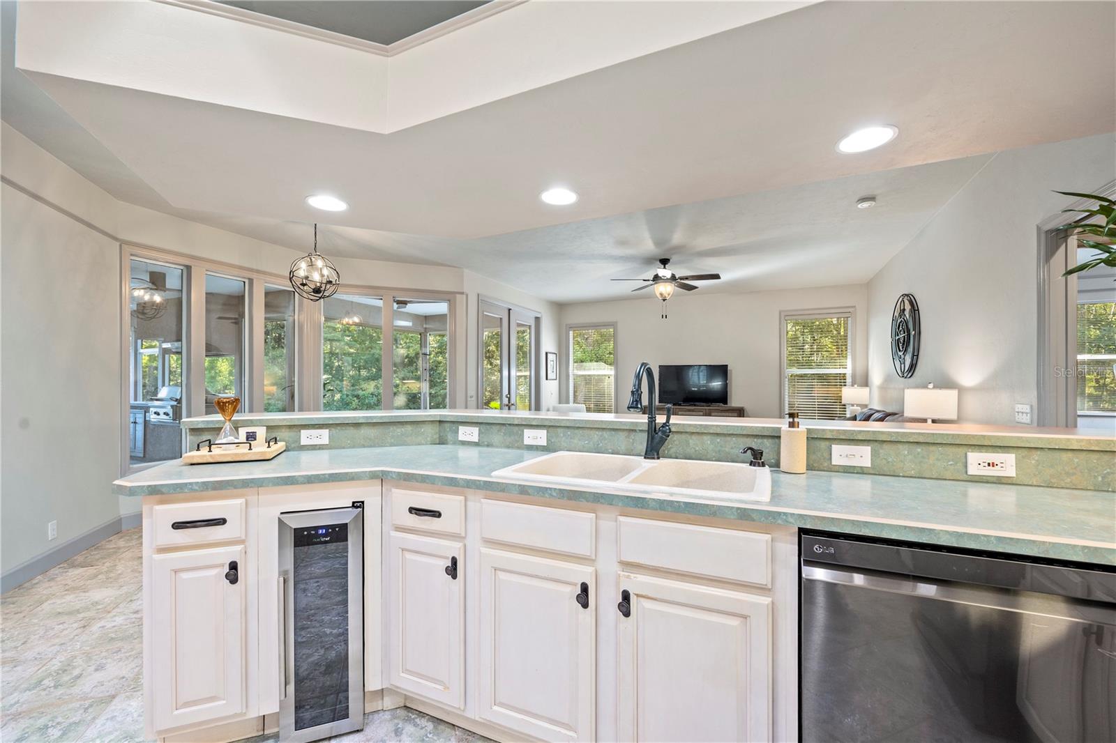 Listing photo id 9 for 6241 105th Avenue