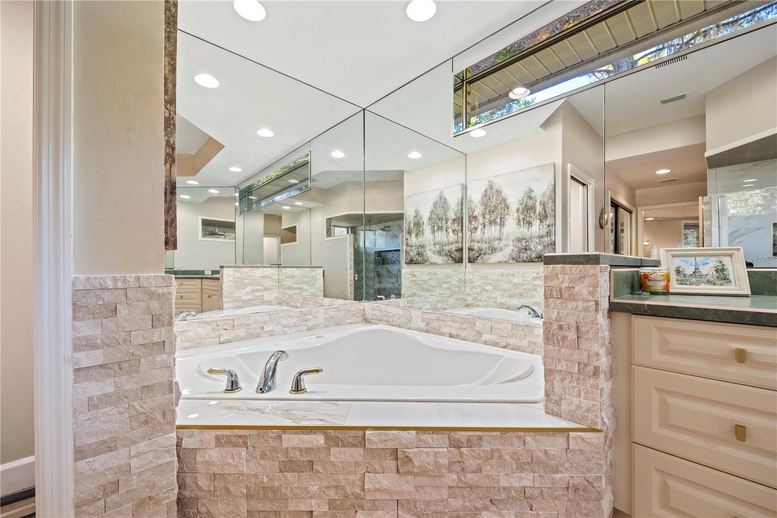 Listing photo id 18 for 6241 105th Avenue