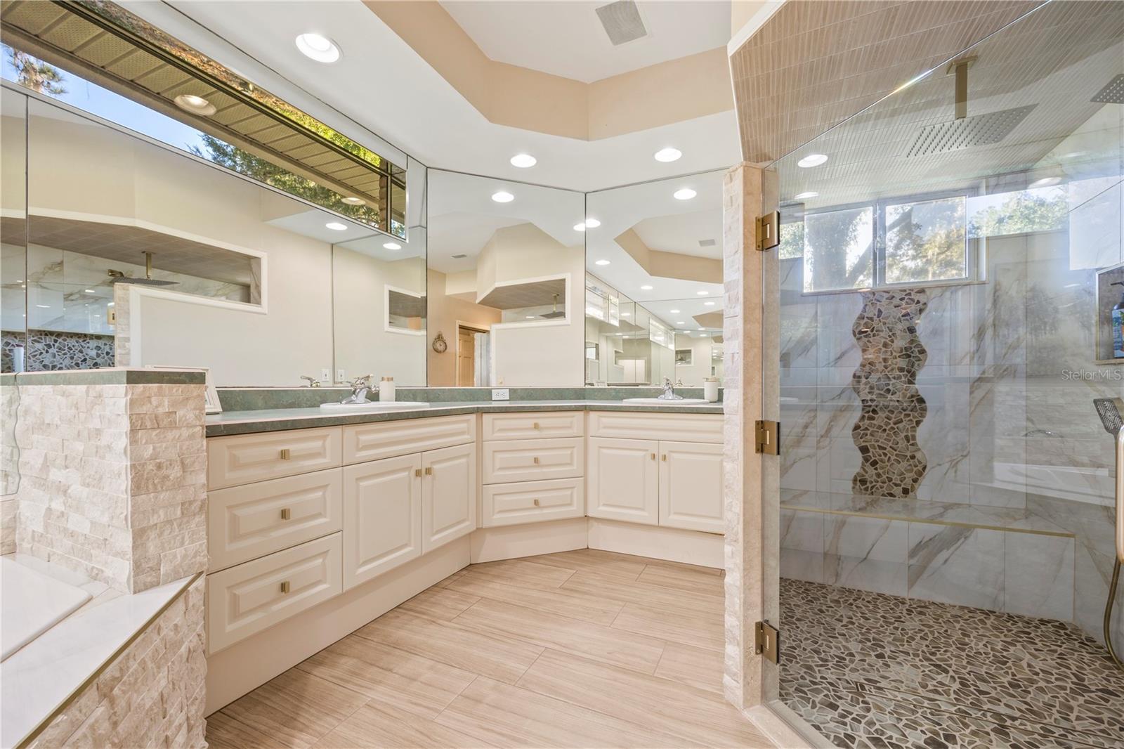 Listing photo id 19 for 6241 105th Avenue