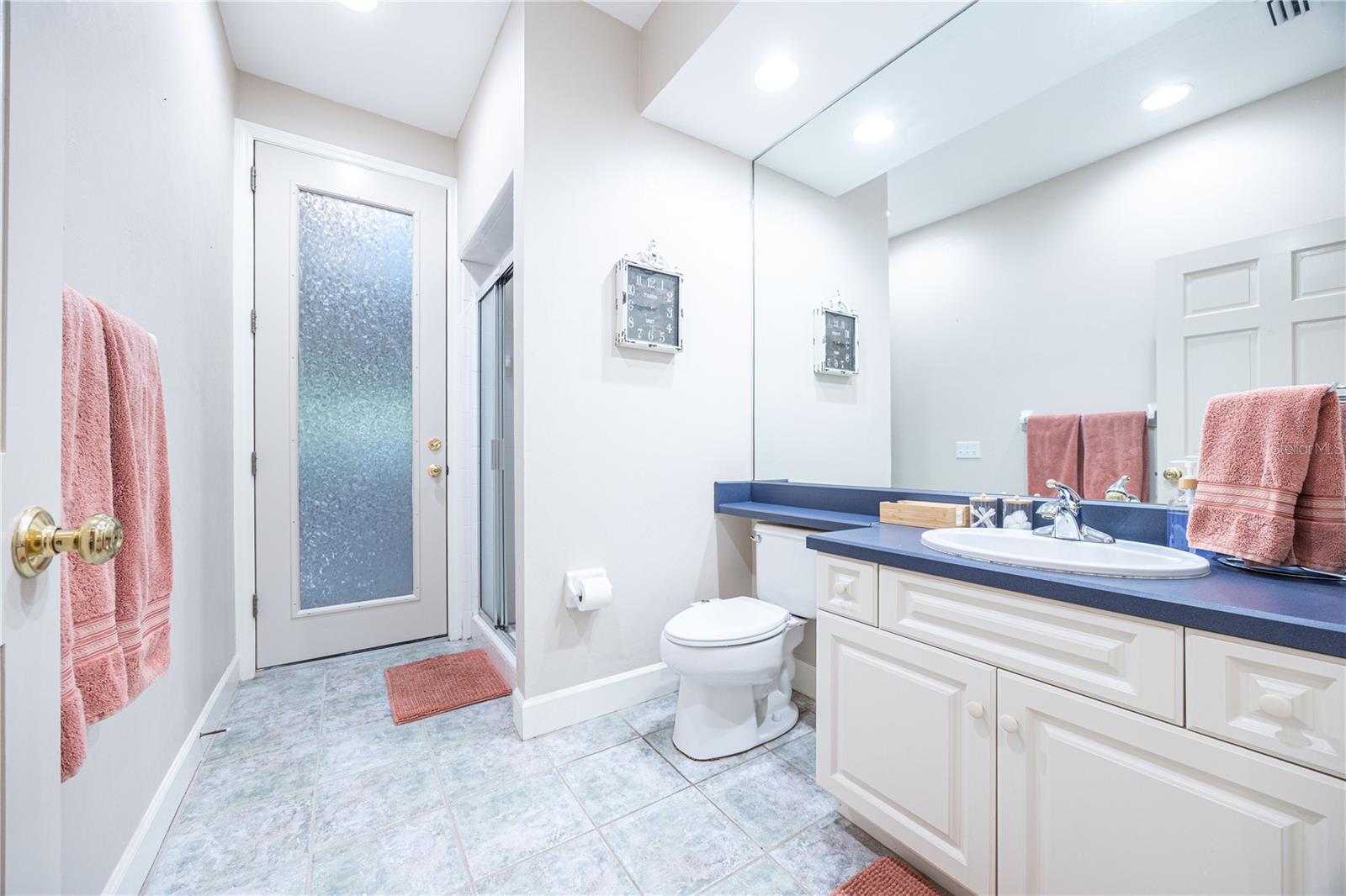 Listing photo id 23 for 6241 105th Avenue