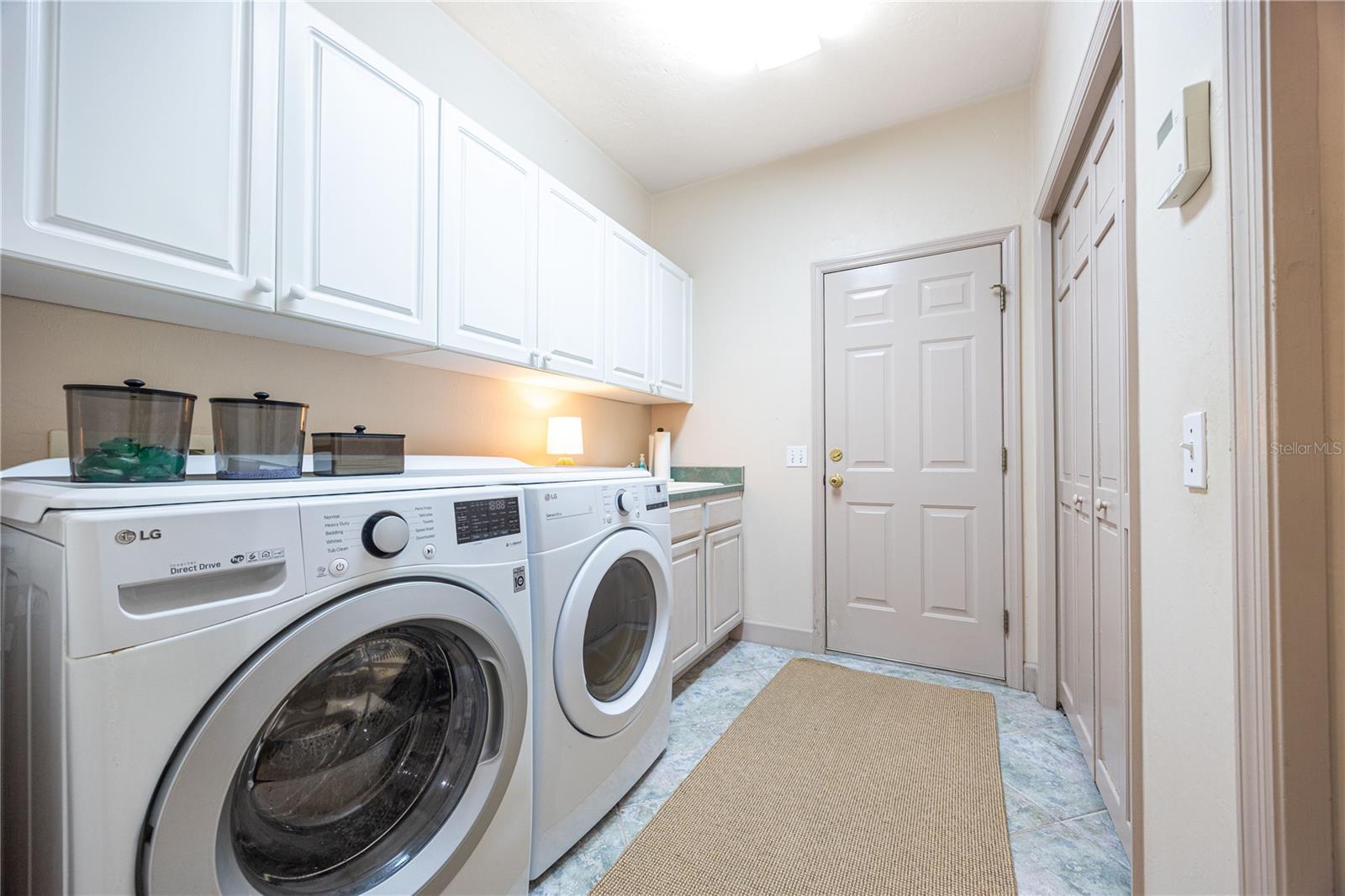 Listing photo id 24 for 6241 105th Avenue