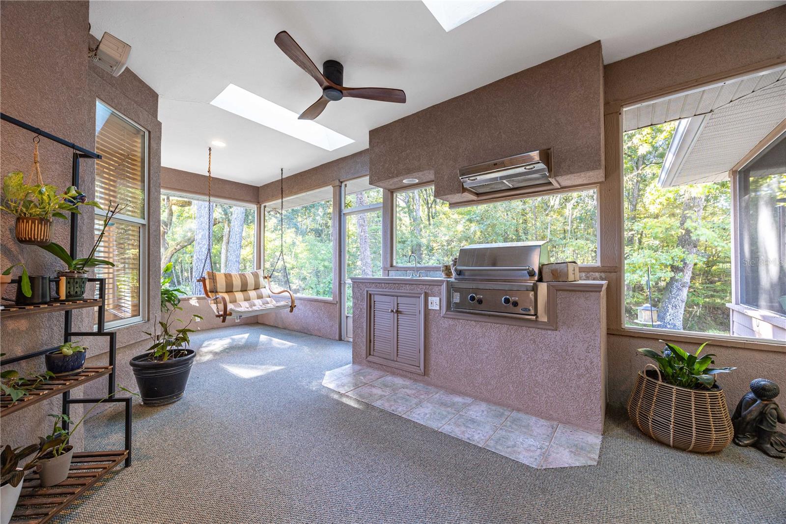 Listing photo id 31 for 6241 105th Avenue