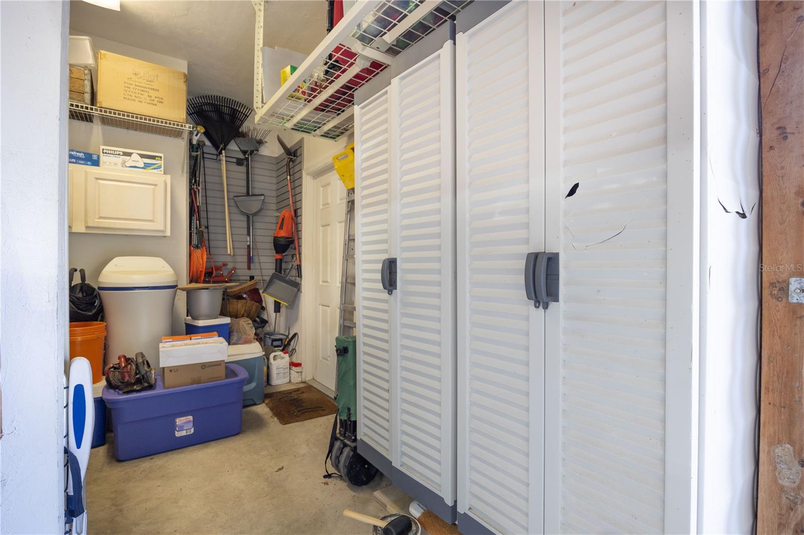 Listing photo id 35 for 6241 105th Avenue