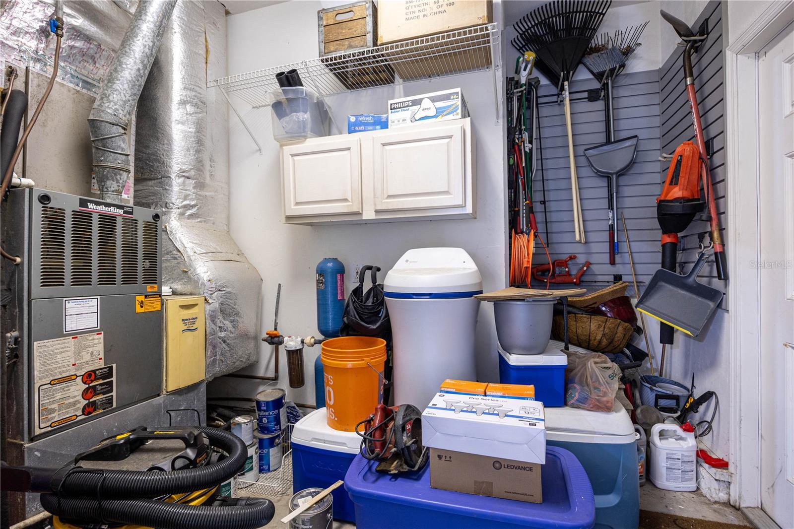 Listing photo id 36 for 6241 105th Avenue