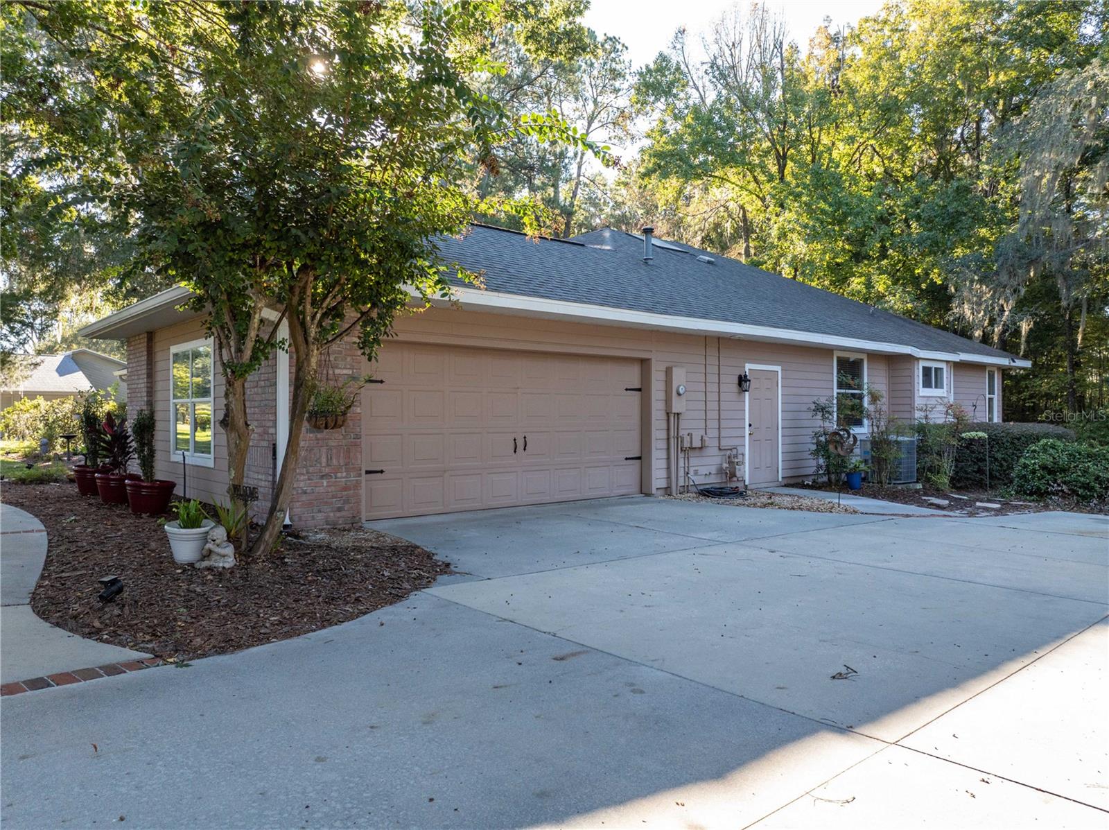 Listing photo id 41 for 6241 105th Avenue