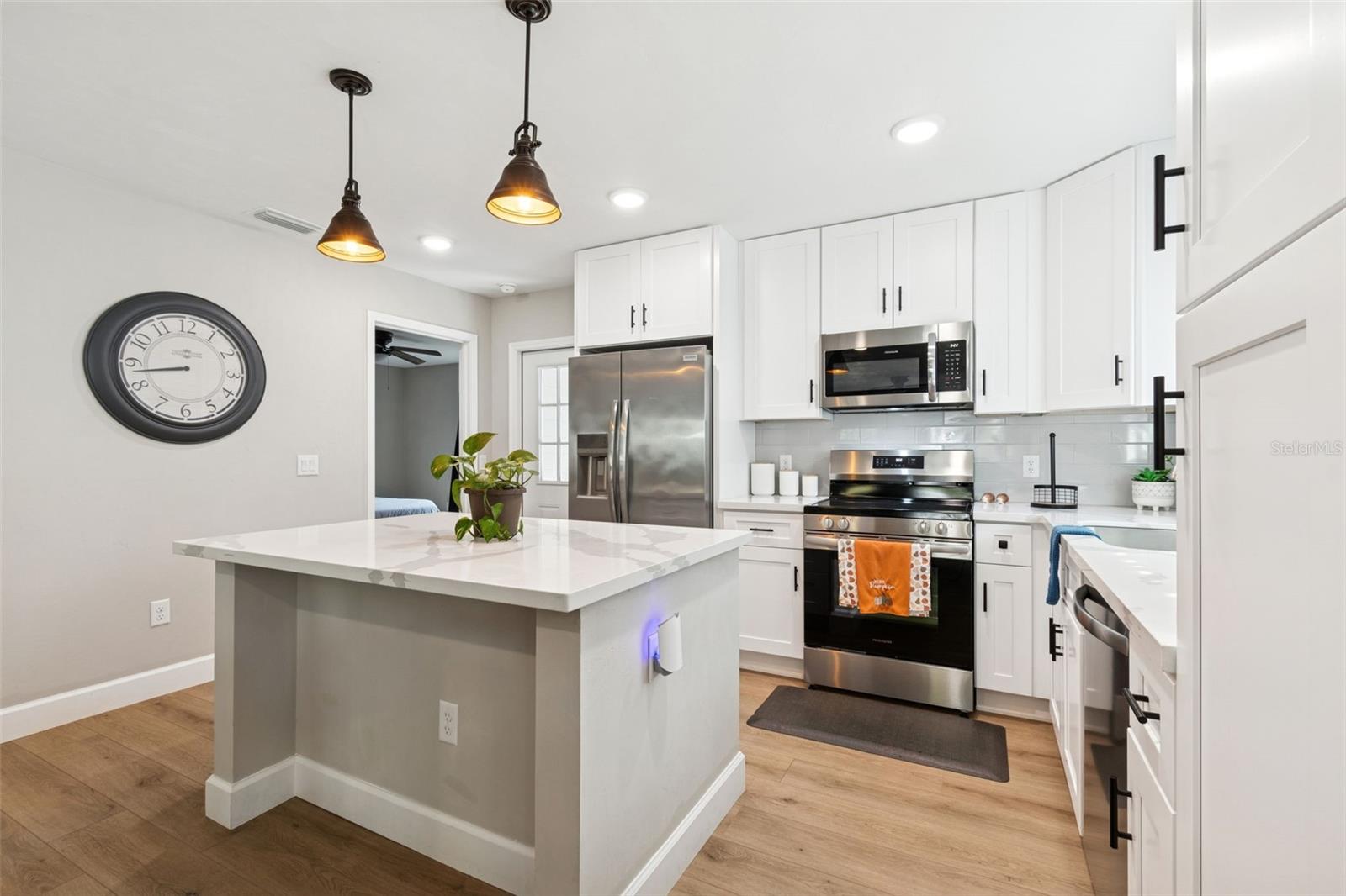 Image 6 of 31 For 13323 157th Avenue