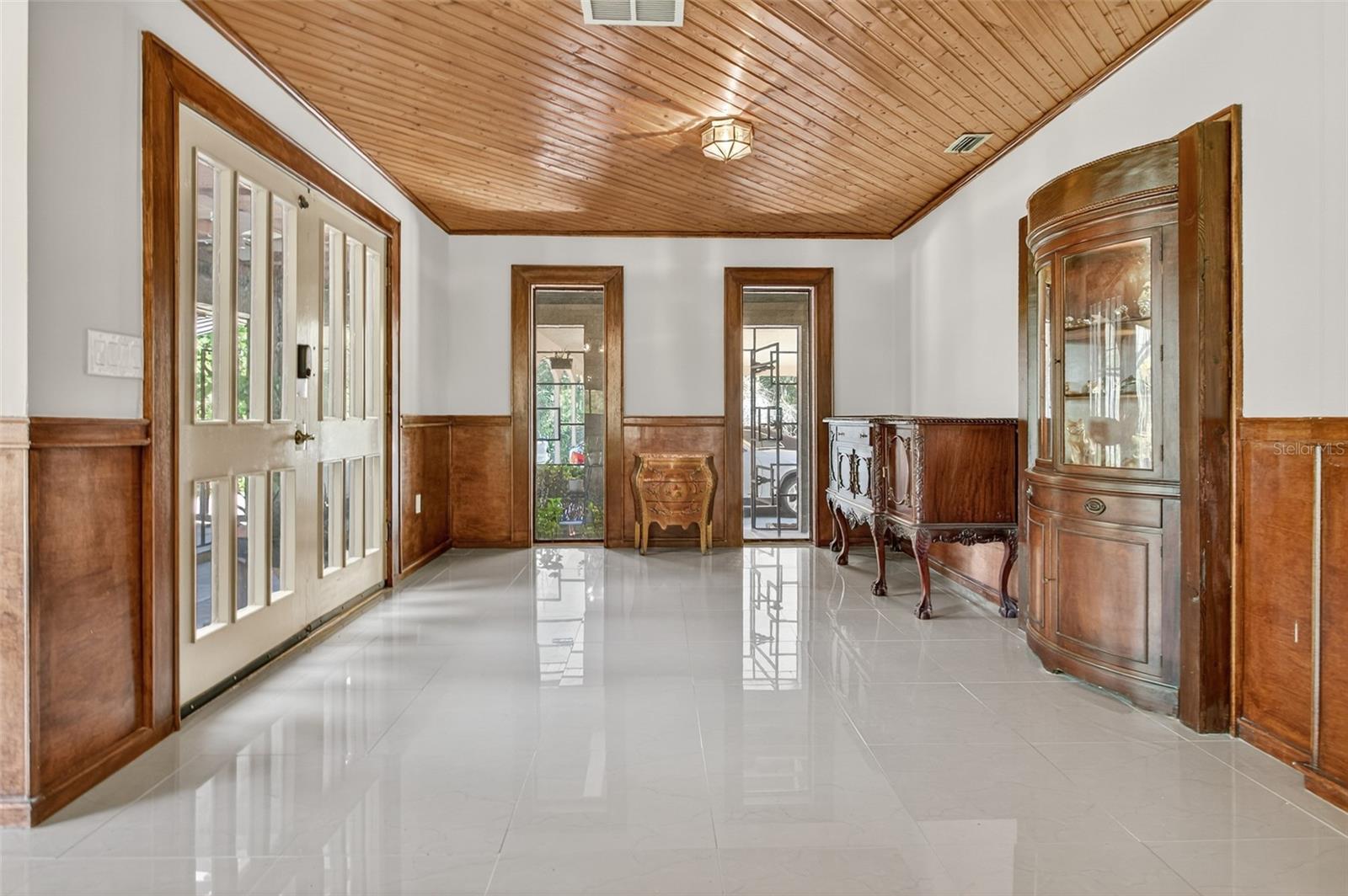 Listing photo id 2 for 12903 112th Avenue