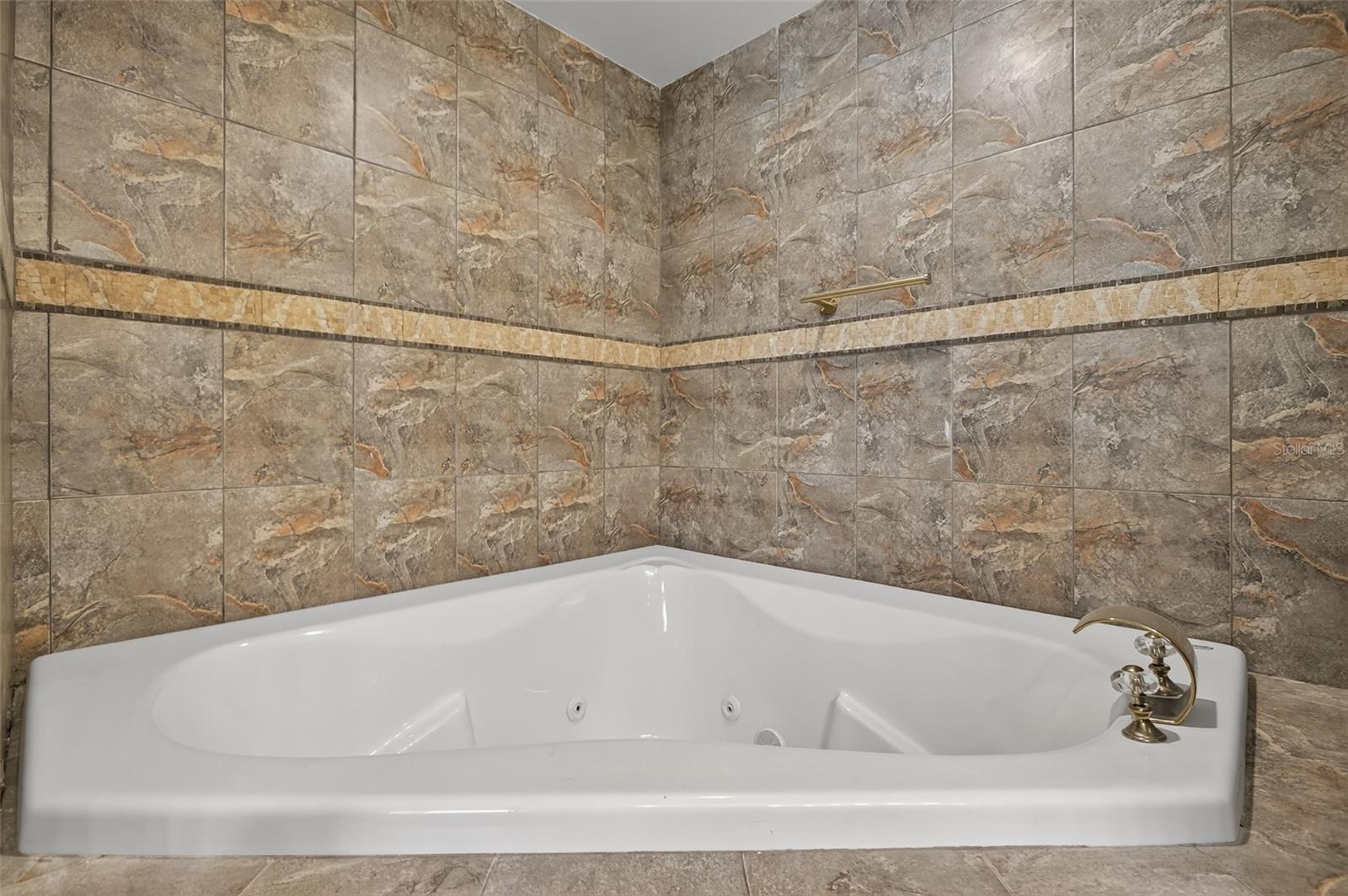 Listing photo id 41 for 12903 112th Avenue