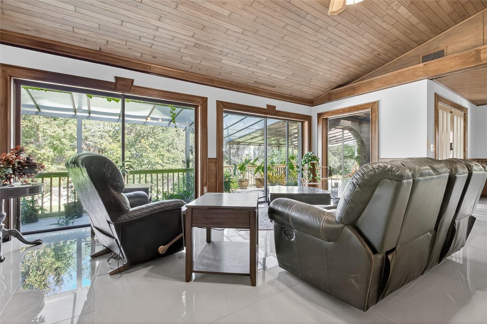 Listing photo id 4 for 12903 112th Avenue