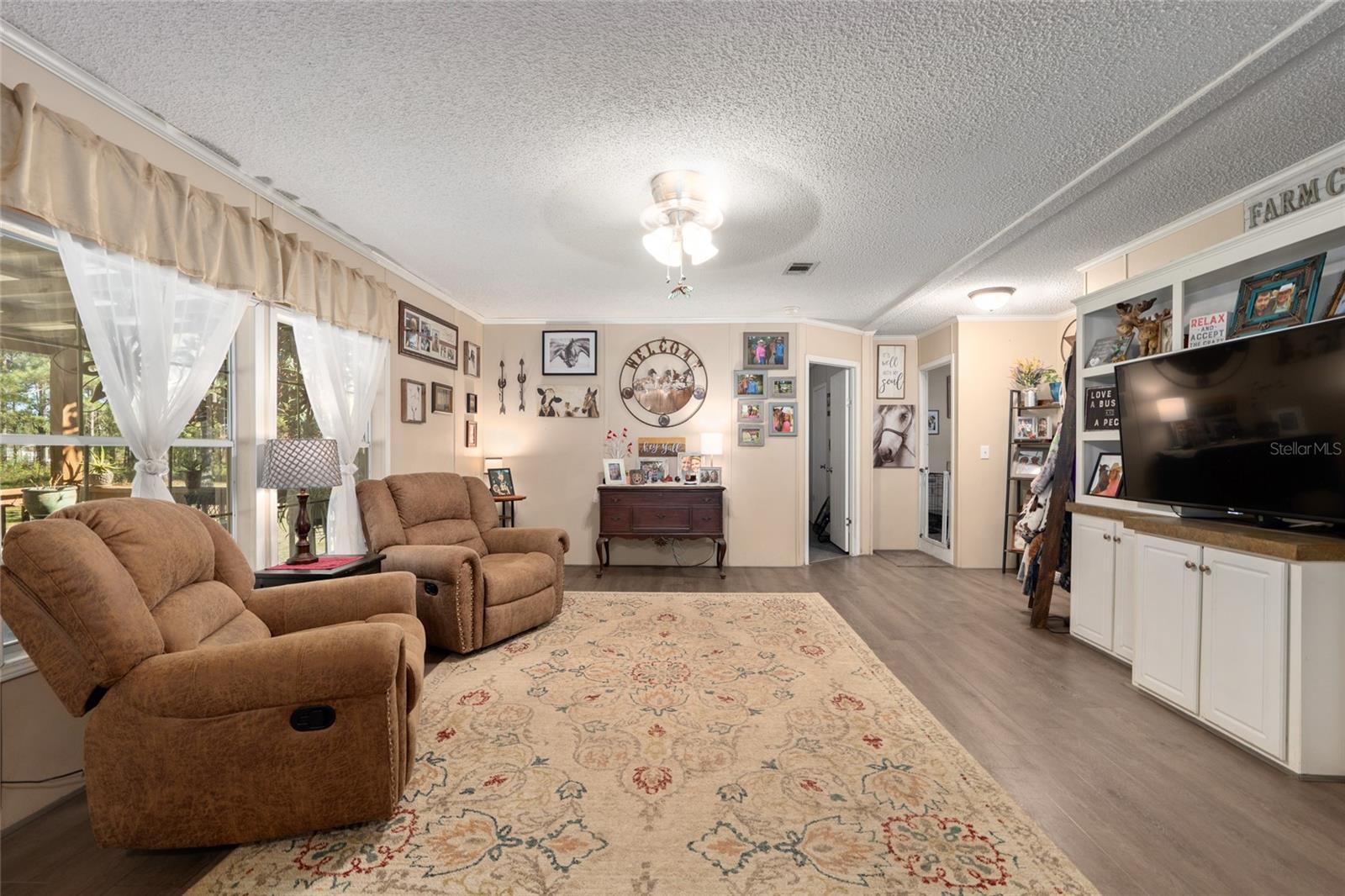 Image 10 of 57 For 760 Barney Street