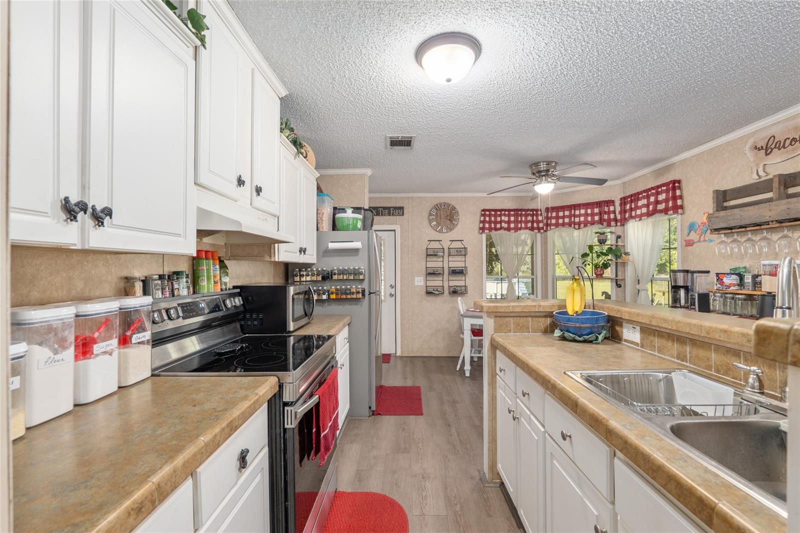 Image 14 of 57 For 760 Barney Street