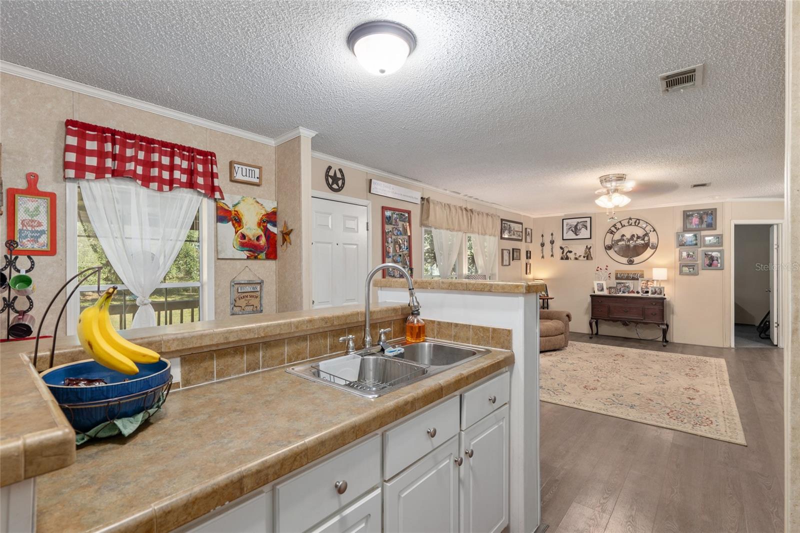 Image 15 of 57 For 760 Barney Street