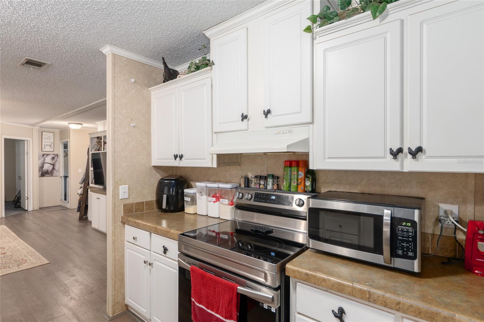 Image 16 of 57 For 760 Barney Street